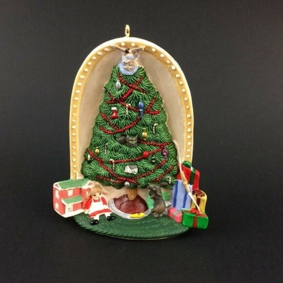 1995 Christmas Morning Hallmark Decoration Ornament Tree Presents Cat Dog Family - Picture 1 of 12